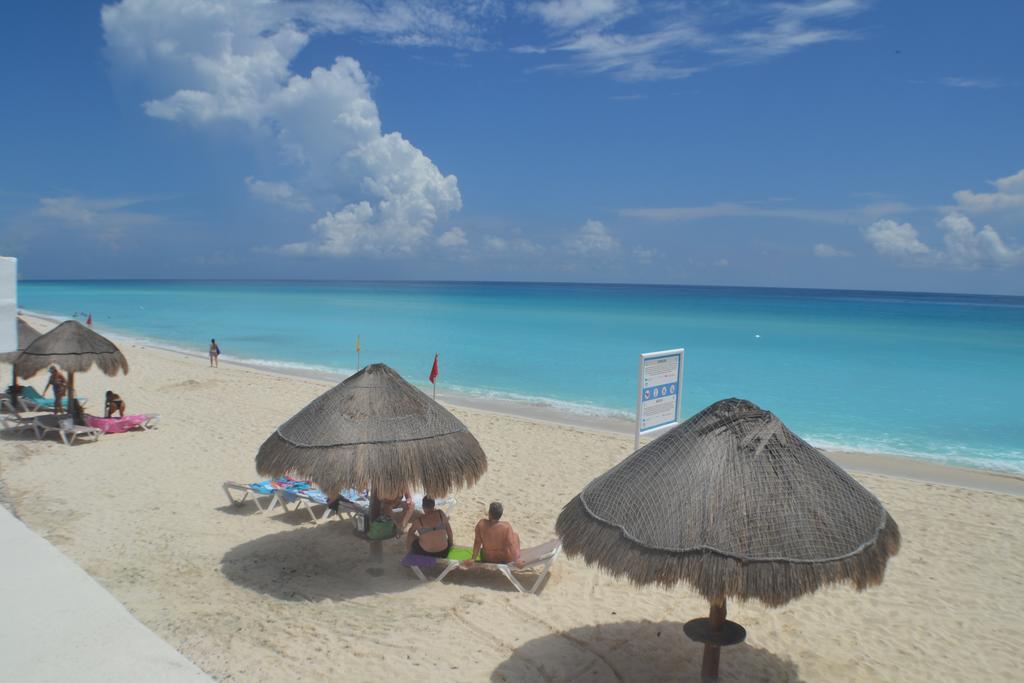 Brisas 10 Beachside Suites Канкун Екстер'єр фото