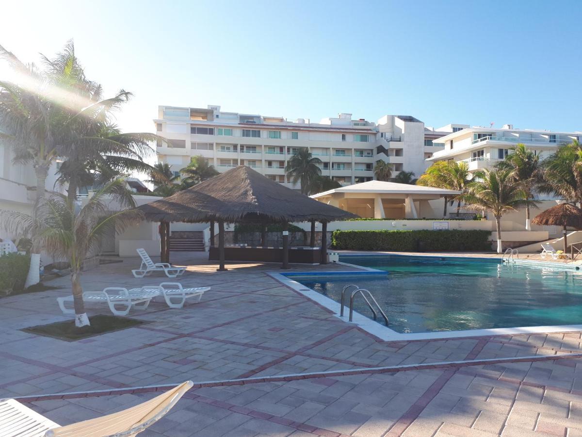 Brisas 10 Beachside Suites Канкун Екстер'єр фото